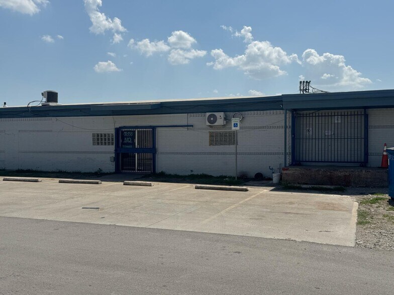301 SE 14th St, Grand Prairie, TX à louer - Photo de l’immeuble – Image 3 sur 31
