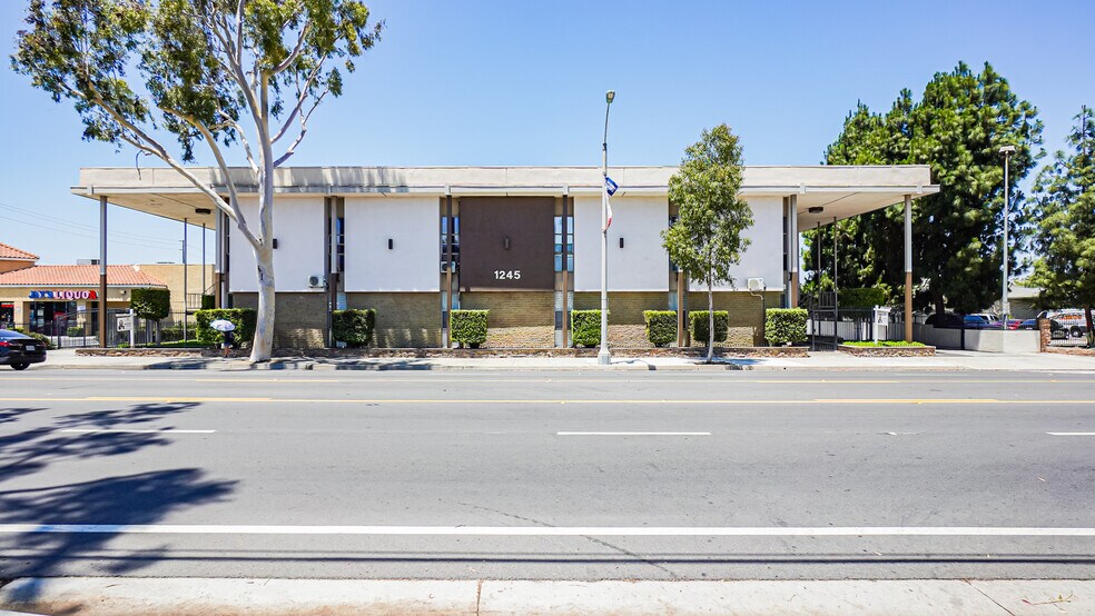 1245 W 6th St, Corona, CA à vendre - Photo de l’immeuble – Image 1 sur 34