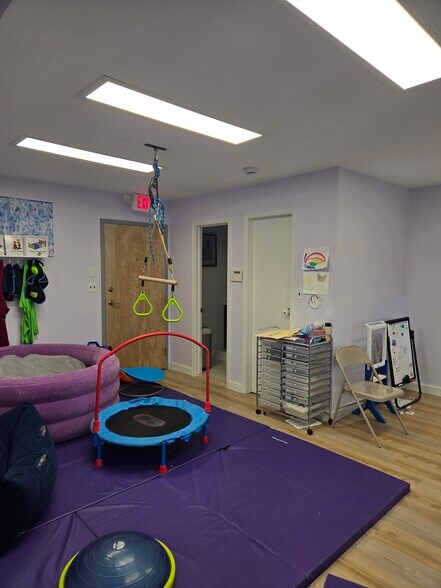 145 Commack Rd, Commack, NY à louer - Photo intérieure – Image 3 sur 8