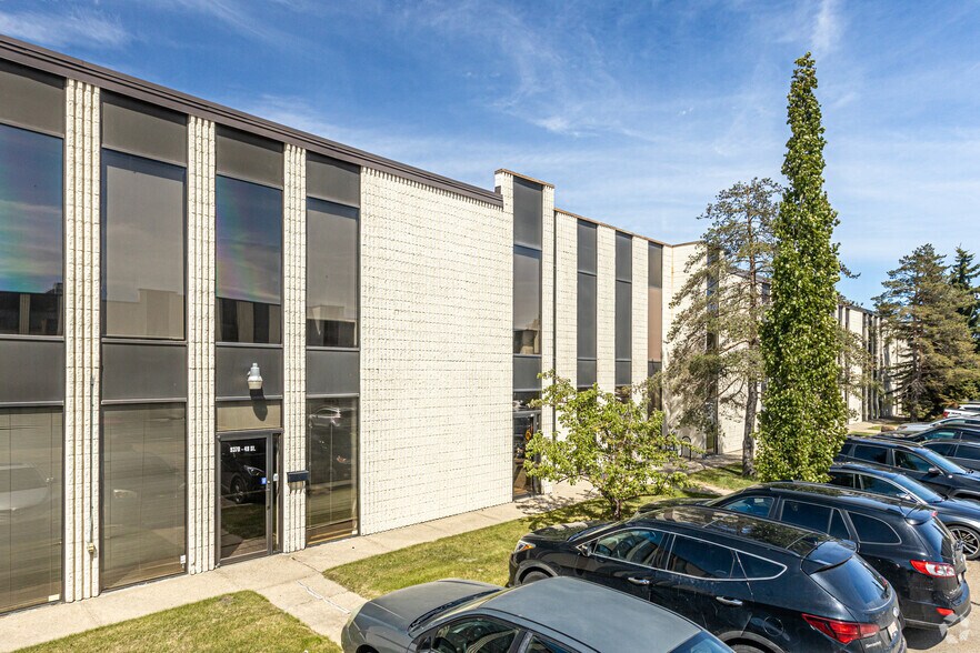 9356-9378 49th St NW, Edmonton, AB à louer - Photo de l’immeuble – Image 2 sur 8
