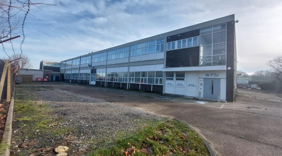 Chester Hall Ln, Basildon à louer - Photo de l’immeuble – Image 2 sur 7