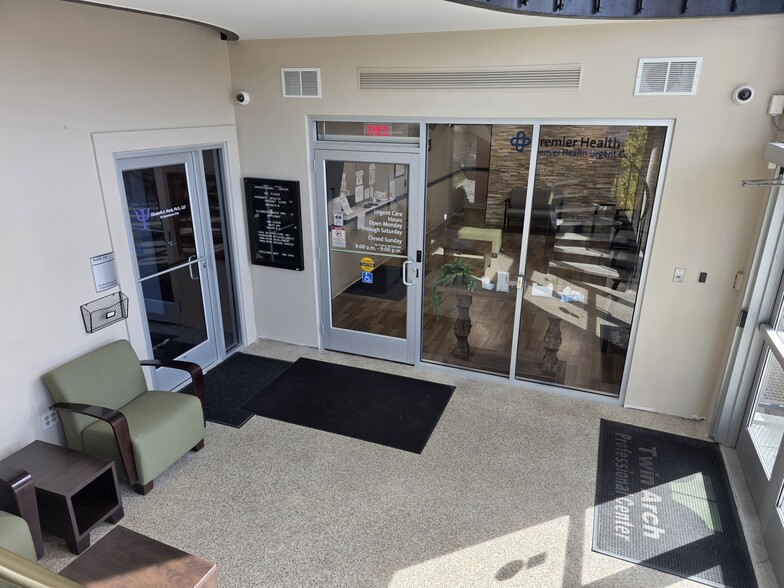 135 W Dorothy Ln, Kettering, OH à vendre - Hall d’entrée – Image 2 sur 19