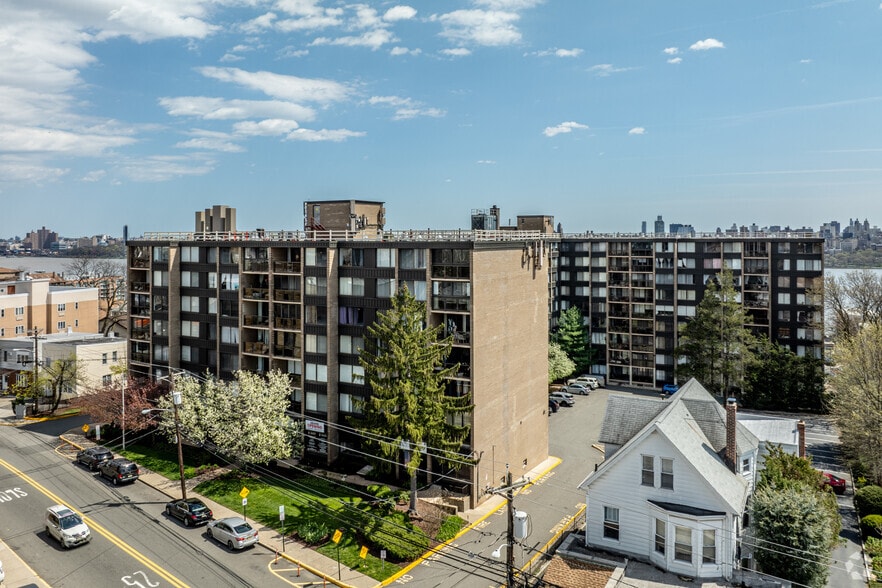 9060 Palisade Ave, North Bergen, NJ à louer - Photo principale – Image 1 sur 18
