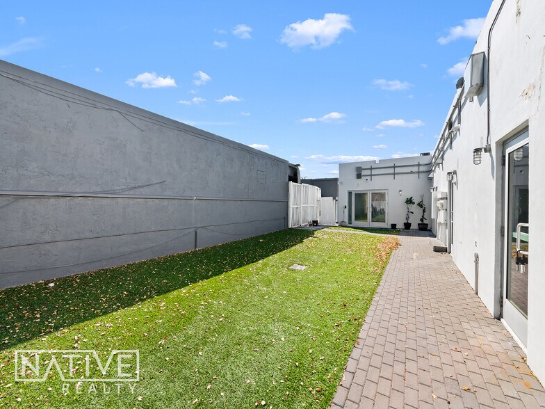 410-470 NE 1st Ave, Hallandale, FL à louer - Photo de l’immeuble – Image 2 sur 24