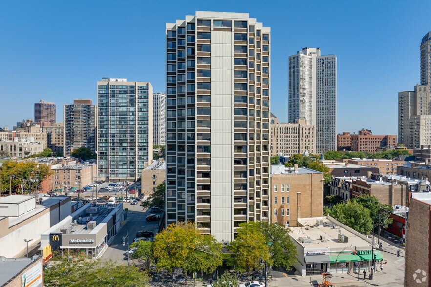 2623-2627 N Clark St, Chicago, IL à louer - Photo de l’immeuble – Image 3 sur 76