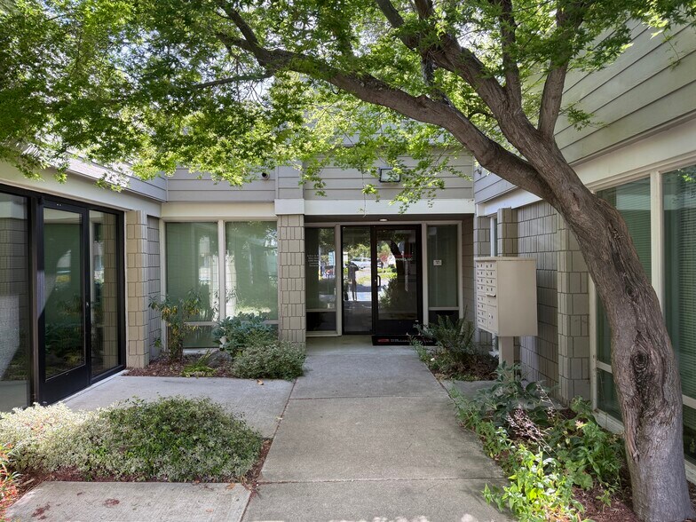 380 Civic Dr, Pleasant Hill, CA à louer - Photo de l’immeuble – Image 1 sur 3
