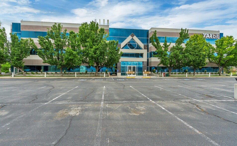 66 E Wadsworth Park Dr, Draper, UT à louer - Photo de l’immeuble – Image 1 sur 3