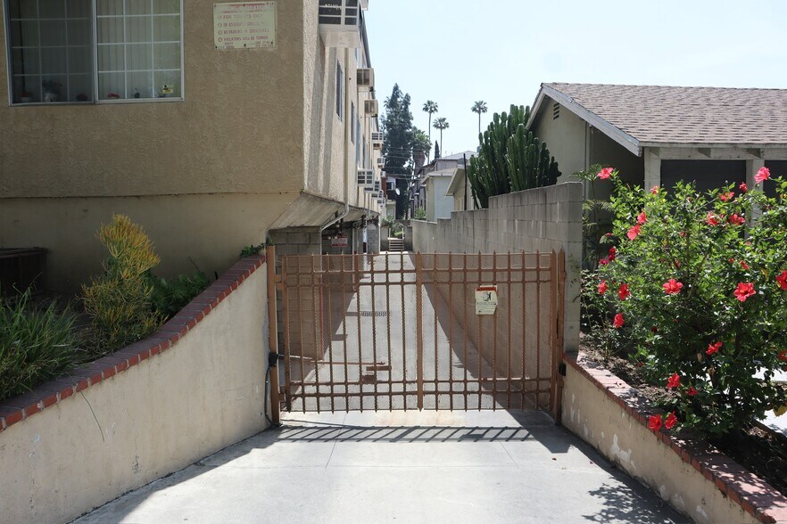 1160 Elm Ave, Glendale, CA à vendre - Photo de l’immeuble – Image 3 sur 12