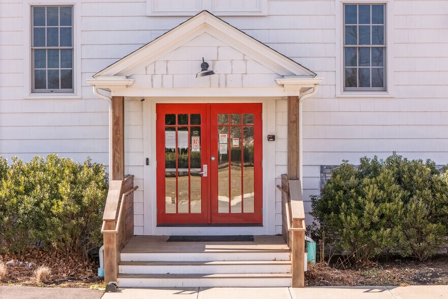 499 E Main Rd, Middletown, RI à vendre - Photo de l’immeuble – Image 3 sur 79