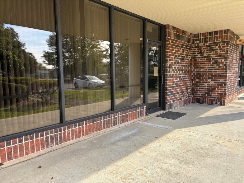 826 Creighton Rd, Pensacola, FL à louer - Photo de l’immeuble – Image 3 sur 10