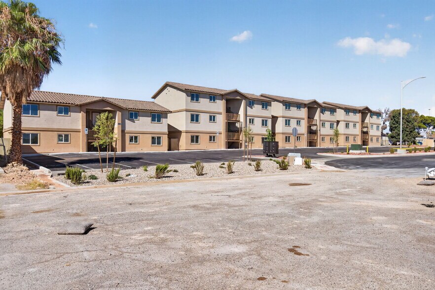 2301 Seco Adobe Cir, North Las Vegas, NV à vendre - Photo de l’immeuble – Image 2 sur 16