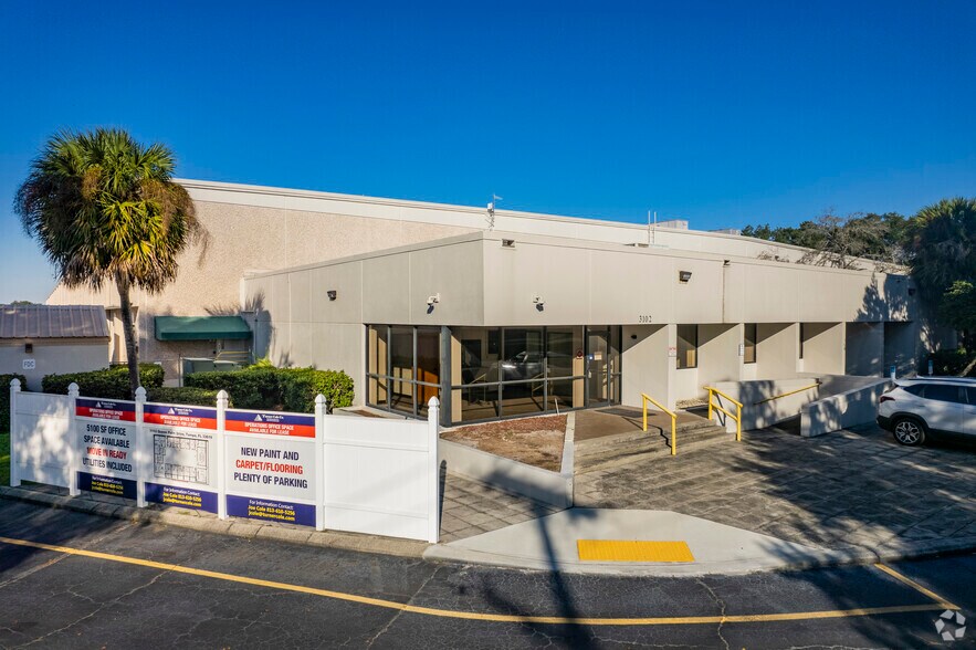3102 Queen Palm Dr, Tampa, FL à louer - Photo de l’immeuble – Image 3 sur 18