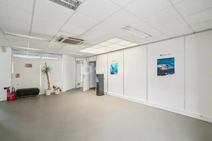 Local d’activités dans Villiers-sur-Marne à louer - Photo de l’immeuble – Image 3 sur 13