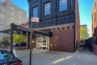 23-22 30th Ave, Astoria, NY à vendre Photo de l’immeuble– Image 2 sur 8