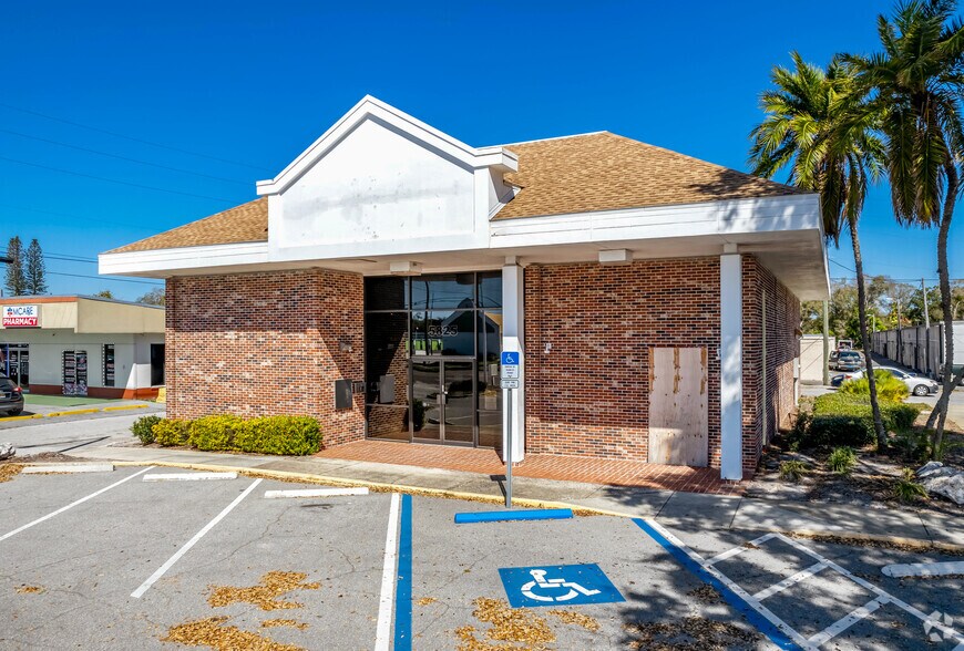 5825 54th Ave N, Kenneth City, FL à vendre - Photo principale – Image 3 sur 25