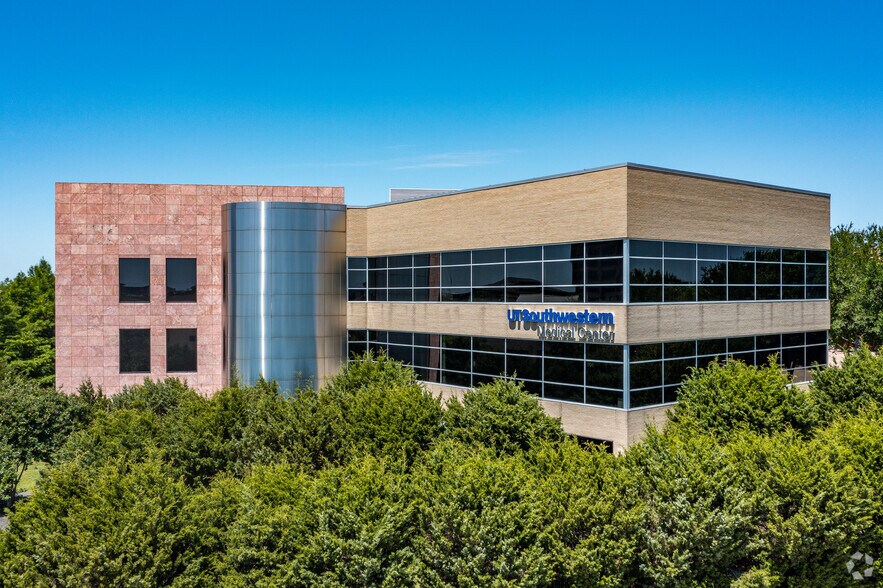 701 Tuscan Dr, Irving, TX à louer - Photo de l’immeuble – Image 2 sur 10