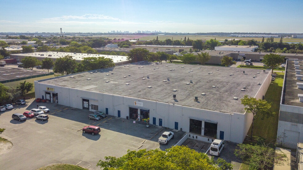 5510-5590 NW 163rd St & 5523-5535 NW 161st St, Miami Lakes, FL à louer - Photo de l’immeuble – Image 2 sur 7