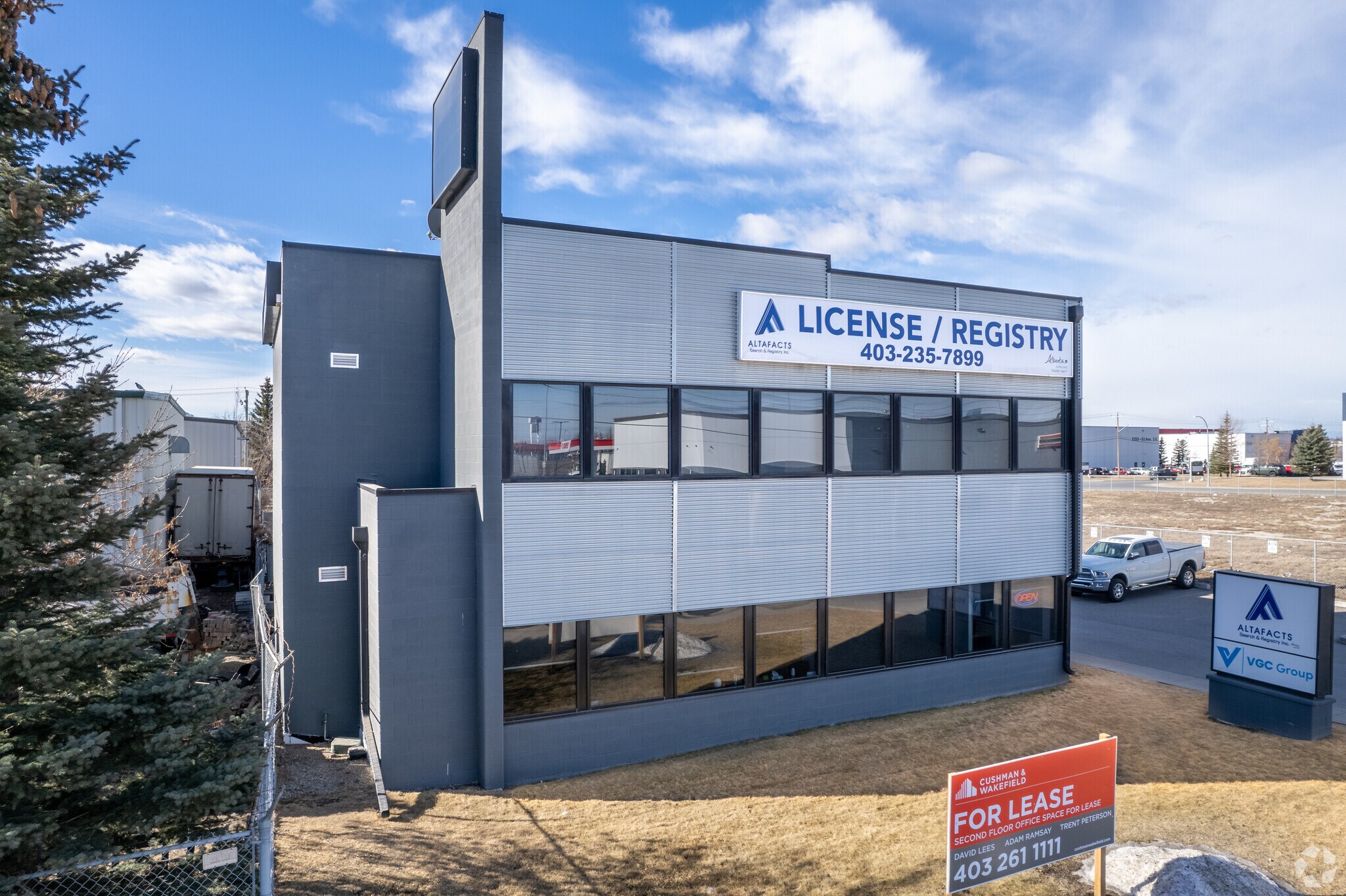 2417 51st Ave SE, Calgary, AB à louer Photo de l’immeuble– Image 1 sur 6