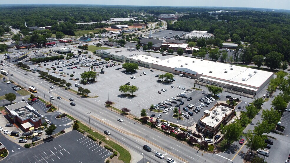 111-129 W Butler Rd, Mauldin, SC à louer - Photo de l’immeuble – Image 1 sur 10