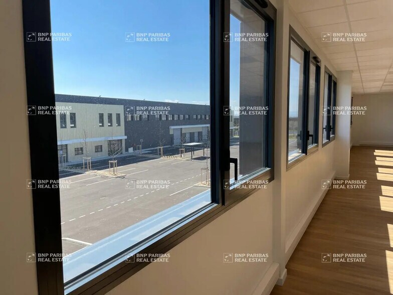 22 Rue Des Freres Lumiere, Saint-Bonnet-de-Mure à louer - Photo de l’immeuble – Image 3 sur 11