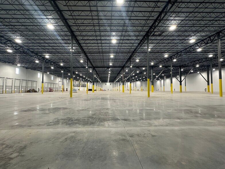 395 Elizabeth Ave, Somerset, NJ à louer - Photo de l’immeuble – Image 3 sur 6