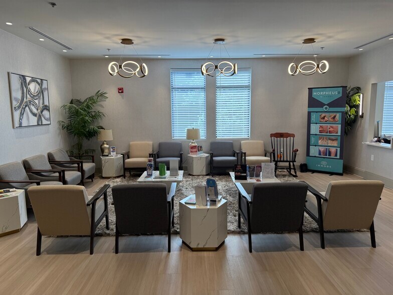 10475 Medlock Bridge Rd, Johns Creek, GA à louer - Photo de l’immeuble – Image 3 sur 13