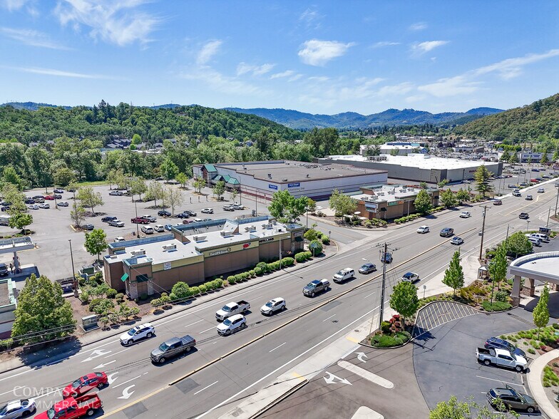 Newton Creek Retail Center portefeuille de 2 biens à vendre sur LoopNet.fr - Photo de l’immeuble – Image 2 sur 4