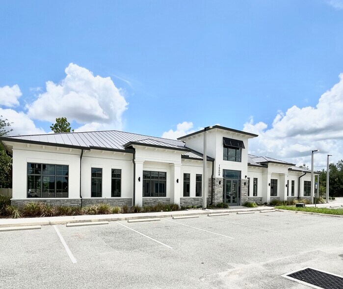 16608 Sunrise Lakes Blvd, Clermont, FL à vendre - Photo de l’immeuble – Image 2 sur 15
