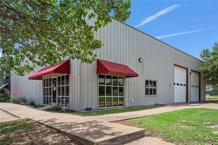 1134 Finfeather Rd, Bryan, TX à vendre - Photo de l’immeuble – Image 2 sur 9