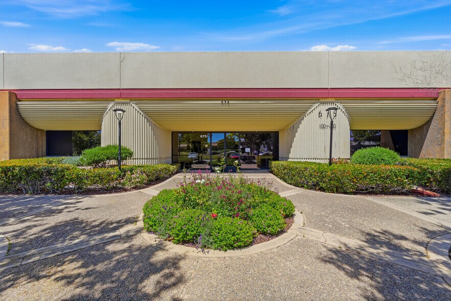 675 Sycamore Dr, Milpitas, CA à louer - Photo de l’immeuble – Image 1 sur 12