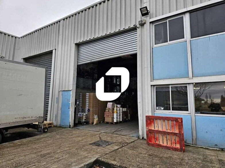 Local d’activités dans Sarcelles à louer - Photo de l’immeuble – Image 1 sur 11