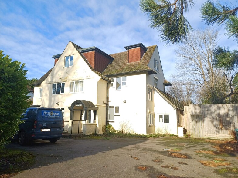 15 Queens Park Rd, Caterham à vendre - Photo principale – Image 1 sur 6