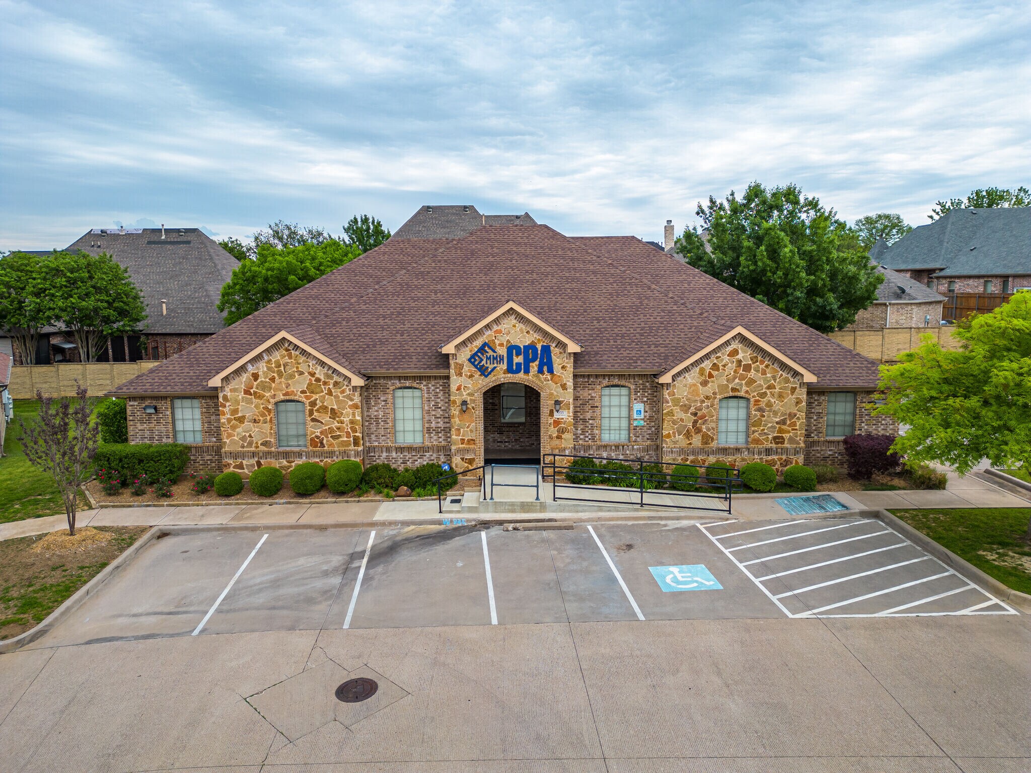 935 W Glade Rd, Hurst, TX à vendre Photo de l’immeuble– Image 1 sur 14