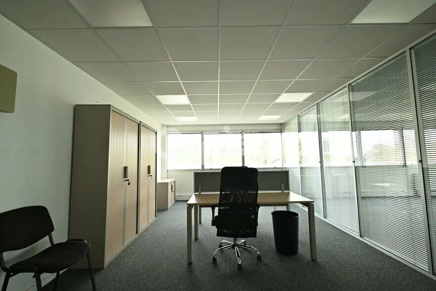 Bureau dans Bron à louer - Photo de l’immeuble – Image 3 sur 7