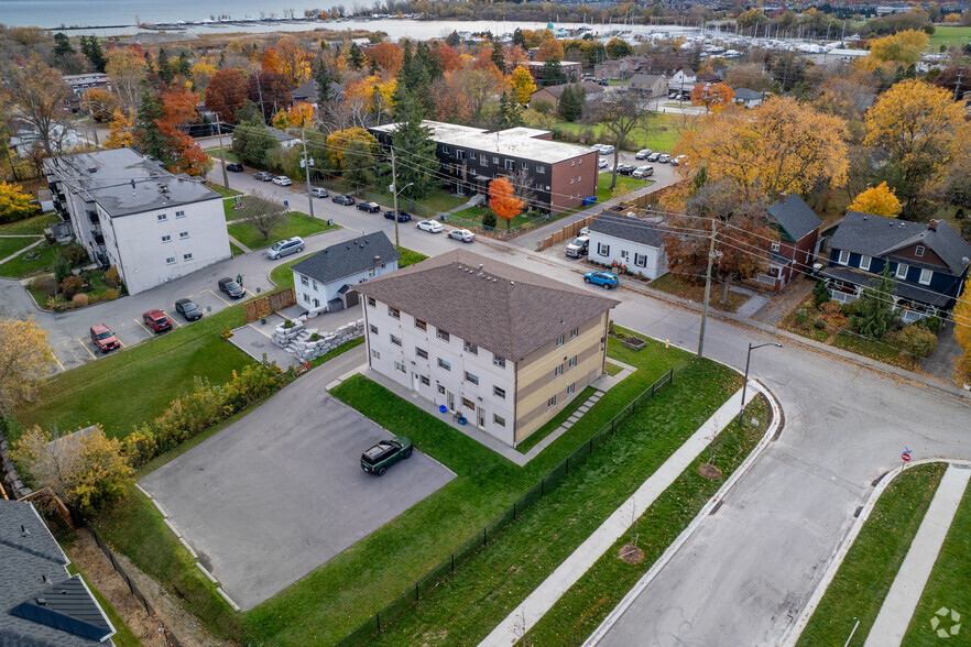 1613 Dufferin St, Whitby, ON à vendre - Photo principale – Image 1 sur 2