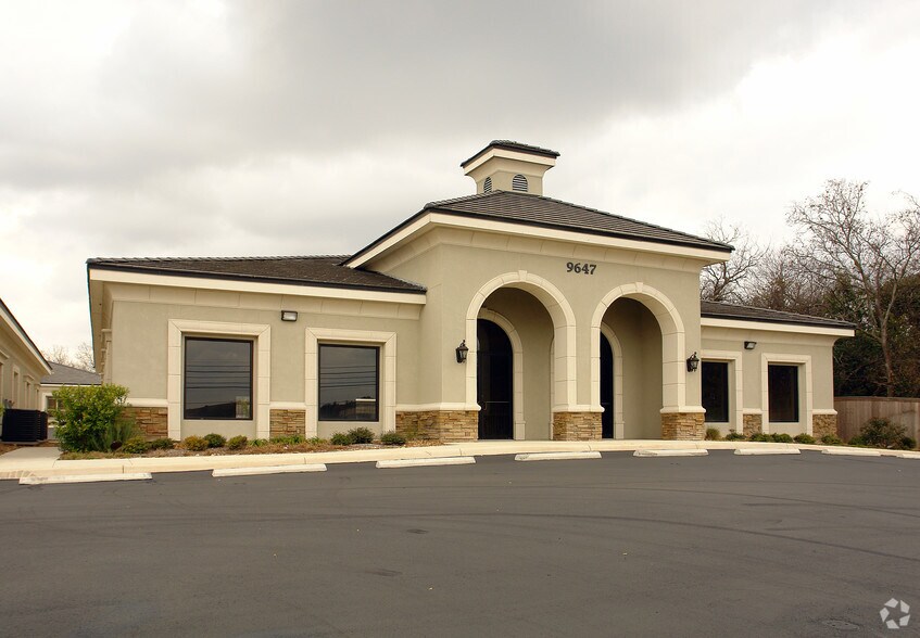 9647 Huebner Rd, San Antonio, TX à vendre - Photo de l’immeuble – Image 1 sur 8