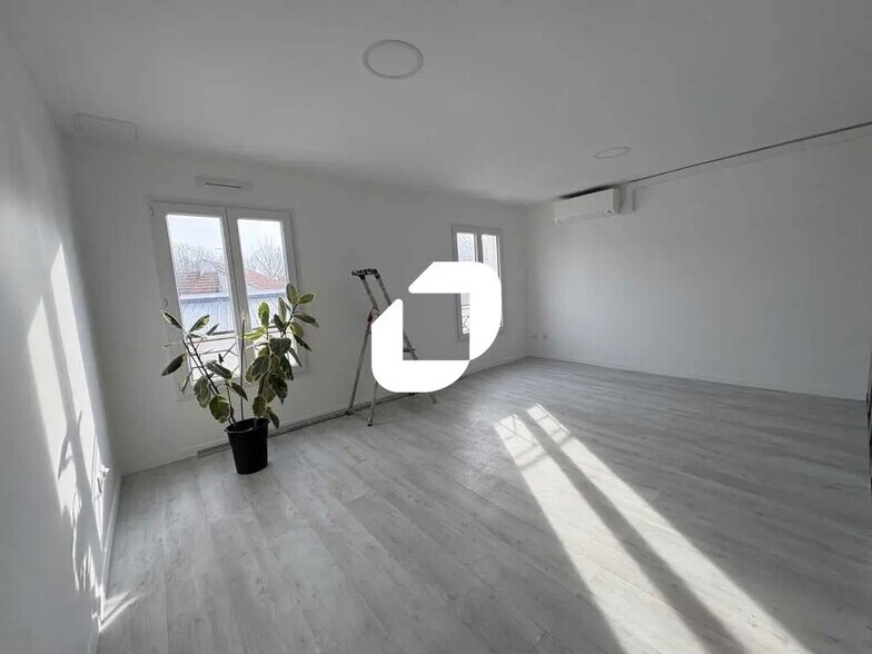 Bureau dans Élancourt à louer - Photo de l’immeuble – Image 2 sur 10