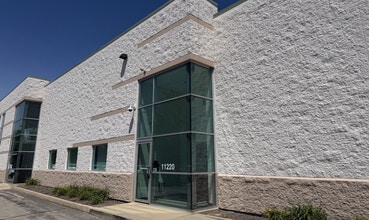 11214-11250 W Lapham St, West Allis, WI à louer Photo de l’immeuble– Image 1 sur 1