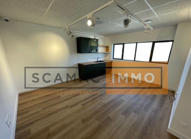 1 Rue Du Poteau, Courtry à louer - Photo de l’immeuble – Image 2 sur 8