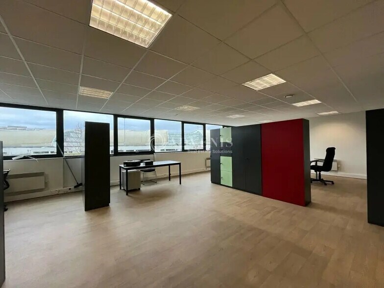 Local d’activités dans Élancourt à louer - Photo de l’immeuble – Image 2 sur 3