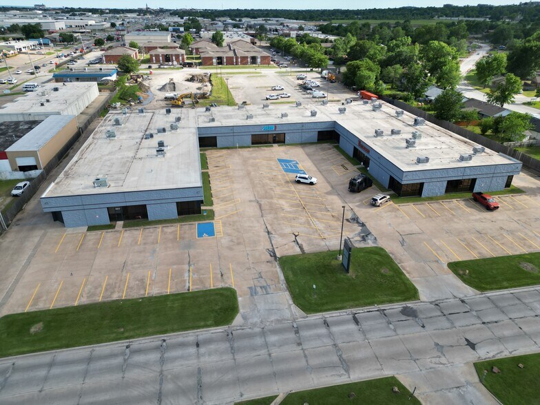 9522 E 47th Pl, Tulsa, OK à louer - Photo de l’immeuble – Image 2 sur 9