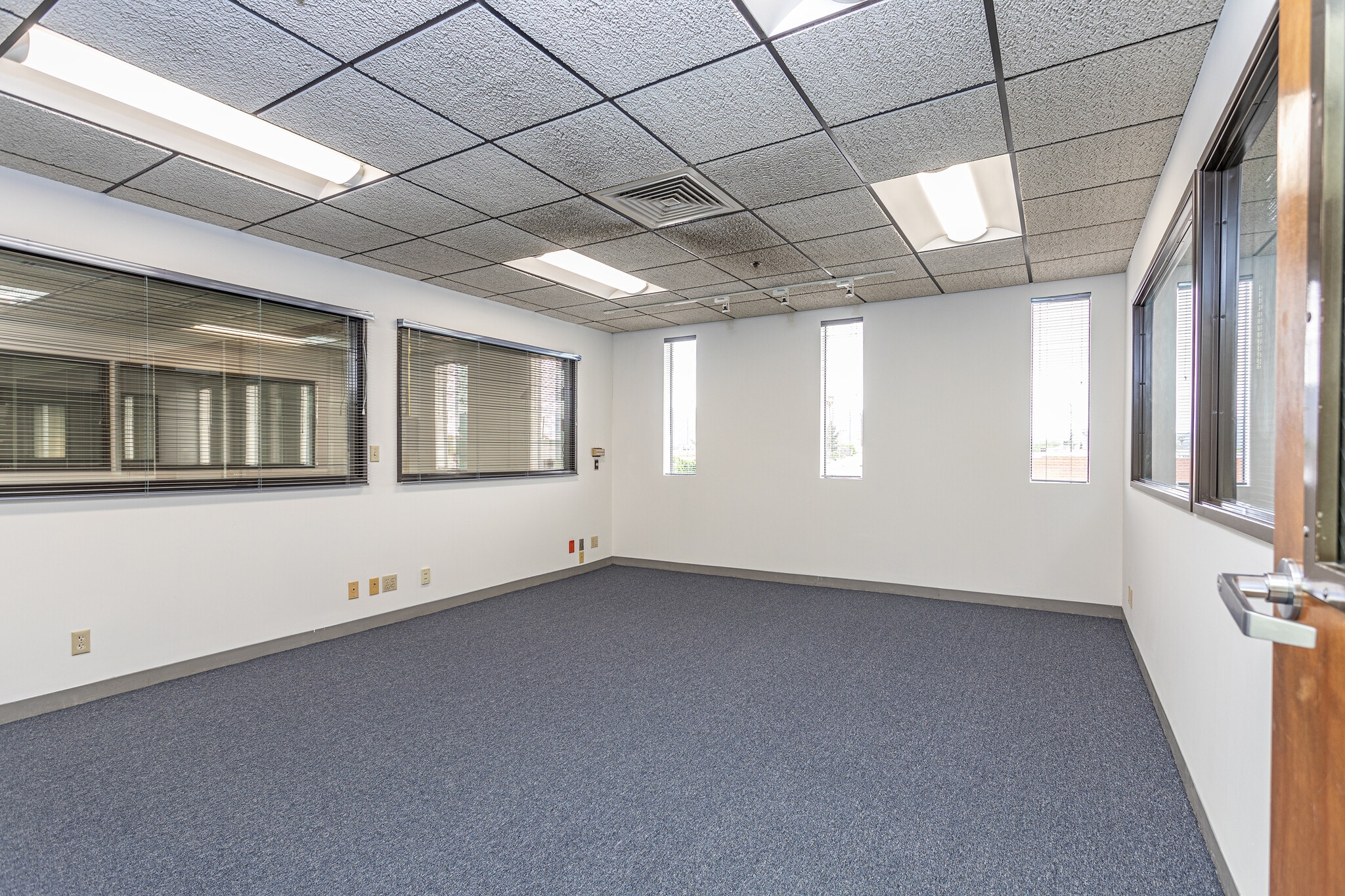 132-142 W Verdugo Ave, Burbank, CA à louer Photo intérieure– Image 1 sur 28