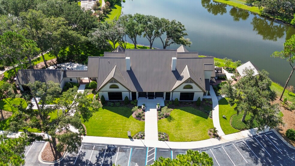 8709 Hunters Green Dr, Tampa, FL à louer - Photo de l’immeuble – Image 2 sur 12