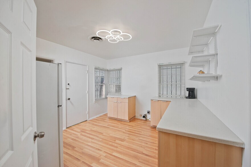 23013 Ventura Blvd, Woodland Hills, CA à vendre - Photo de l’immeuble – Image 3 sur 11