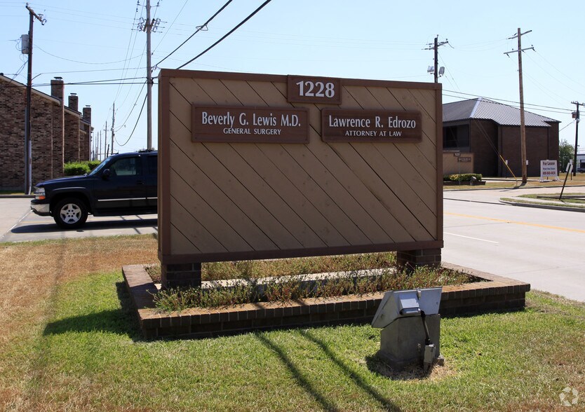1228 N Logan St, Texas City, TX à louer - Photo de l’immeuble – Image 3 sur 3