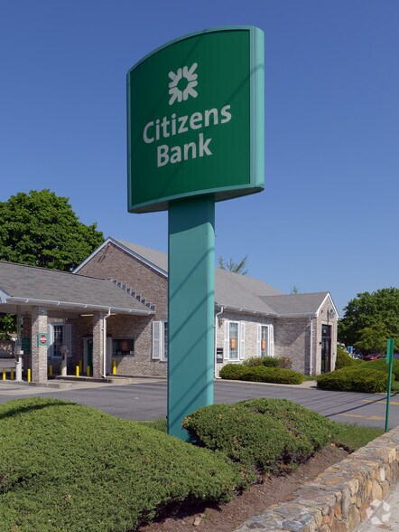 275 Newport Ave, Rumford, RI à louer - Photo de l’immeuble – Image 2 sur 7