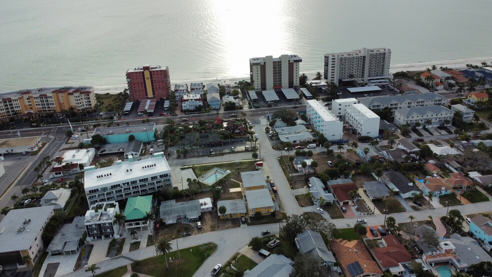 15398 2nd St E, Madeira Beach, FL à vendre - Photo de l’immeuble – Image 2 sur 64