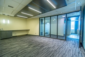 10835 120th St NW, Edmonton, AB à louer Photo intérieure– Image 1 sur 8