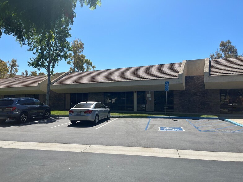 2460 N Ponderosa Dr, Camarillo, CA à vendre - Photo de l’immeuble – Image 3 sur 5