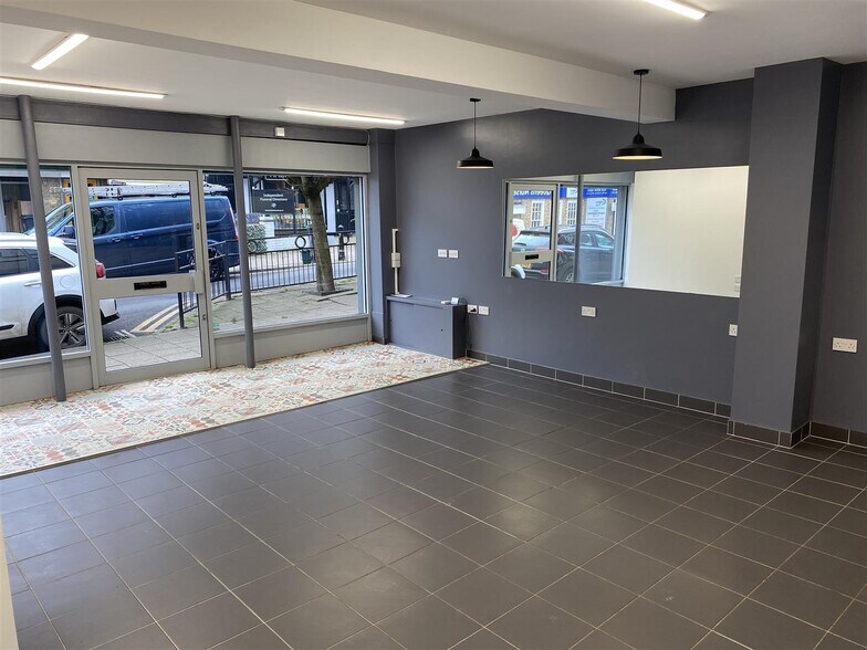 163 Queens Rd, Buckhurst Hill à louer - Photo de l’immeuble – Image 3 sur 22